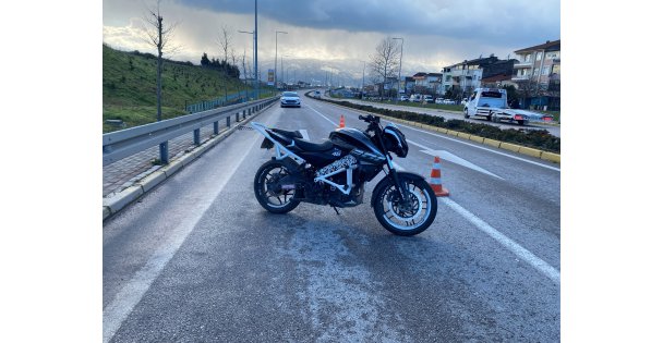 Çevirmeden kaçan motosikletli trafik polisine çarptı