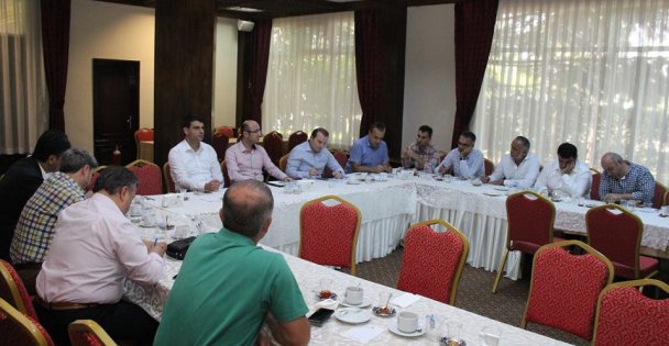 Ceyhan İlçe Başkanlarını topladı!