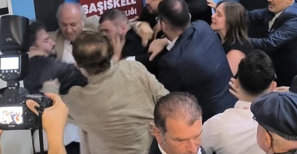 CHP kongresinde kavga: Tekme ve tokatlar havada uçuştu