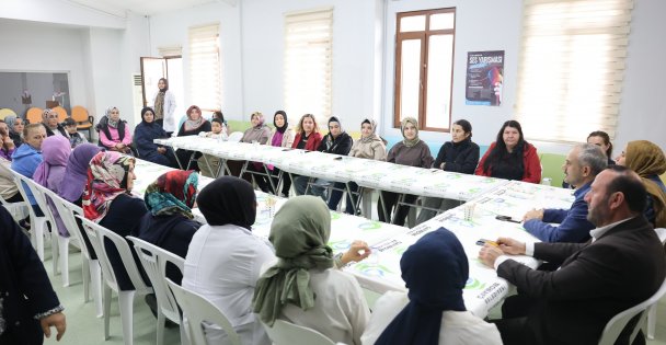 Çiftçi, Akse Bilgi Evi'ndeki kursiyer  ve velilerle bir araya geldi