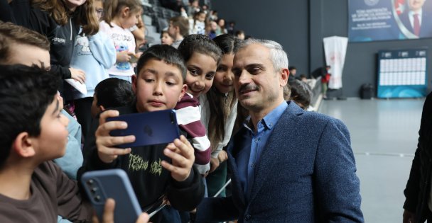Çiftçi, basketbolsever miniklerin isteğini kırmadı
