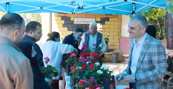 Çiftçi'den kabir ziyareti yapan Çayırovalılara çiçek
