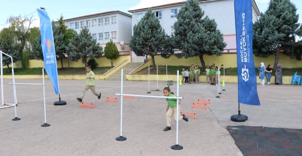 'Çık dışarı oy-na-ya-lım!” Köy Okullarında