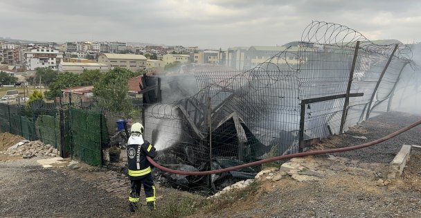 Çıkan yangında ev küle döndü