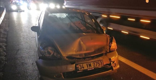 Ciple otomobil çarpıştı; 1 yaralı