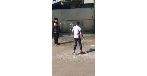 Çocuklar Akaryakıt İstasyonundaki Köpükle Böyle Oynadı