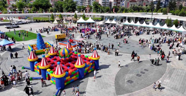 Çocukların neşesi Milli İrade Meydanı'nı sardı