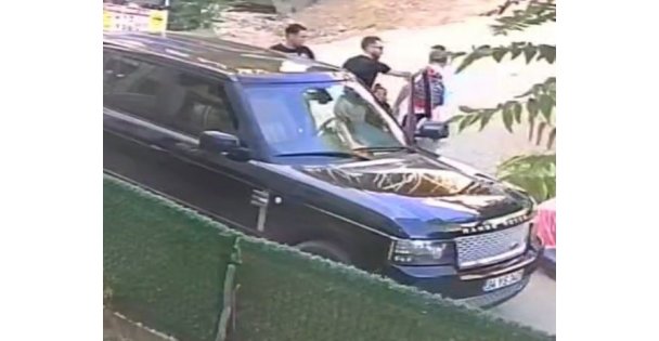 Çocuklarını okula götüren babaya tokat attı