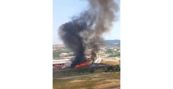 Çöp ayrıştırma tesisi bahçesinde yangın