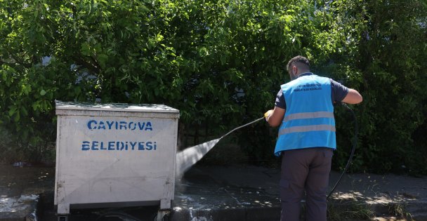 Çöp konteynerleri yerinde yıkanıyor