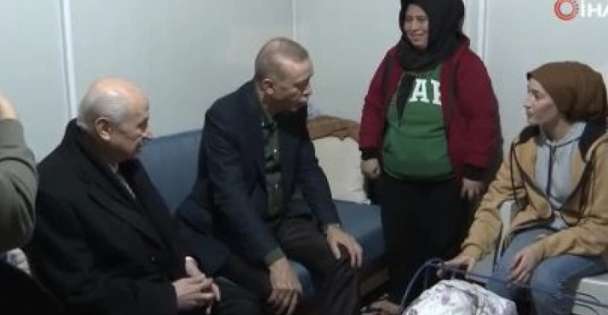 Cumhurbaşkanı Erdoğan, Nurdağı konteyner kentte kreş ve kursları ziyaret etti( videolu haber)