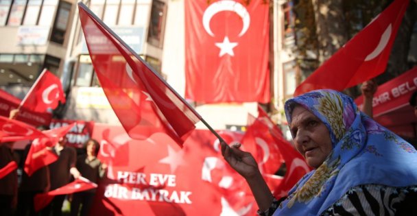 Cumhuriyet Bayramı öncesinde Türk bayrağı dağıtılıyor