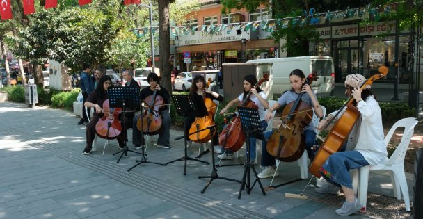 Cumhuriyet Bulvarı'nda 23 Nisan'a özel 'Notalı Duraklar”