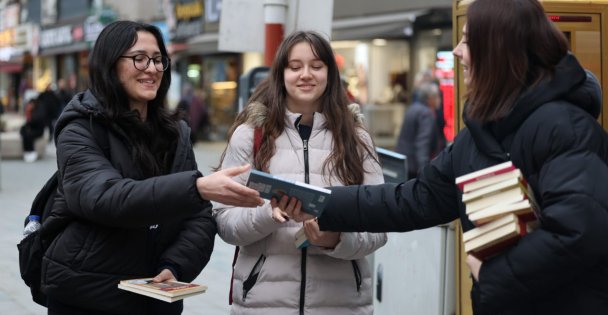 Cumhuriyet Bulvarı'nda kitap sürprizi