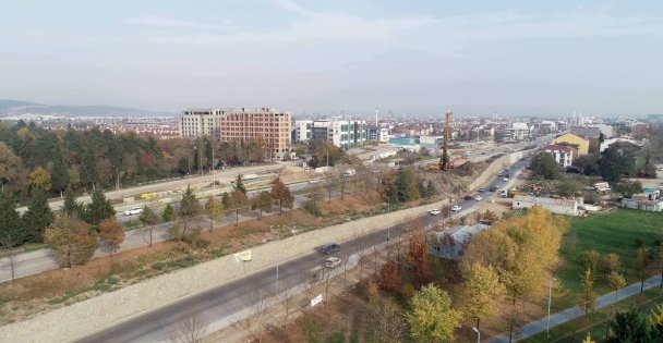 D-100 güney yan yolda kaldırım  ve otokorkuluklar yapıldı