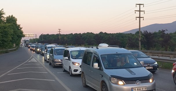 D-100'De 3 Araç Kaza Yaptı, Kilometrelerce Araç Kuyruğu Oluştu