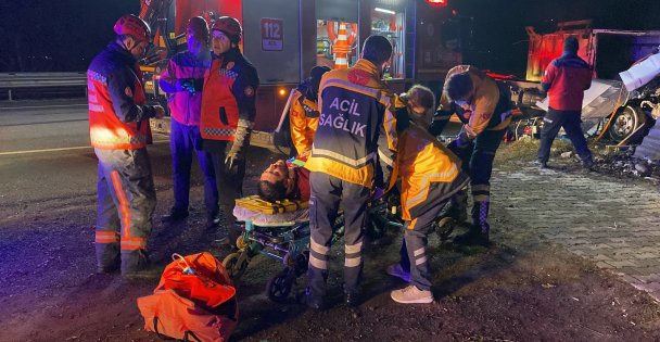 D-100'de istinat duvarına çarpan et yüklü kamyon kağıt gibi ezildi: 1'i ağır, 2 yaralı