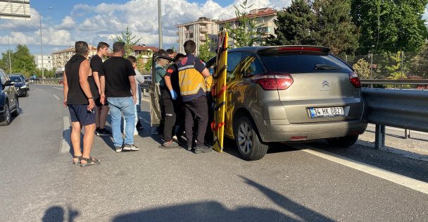 D-100'de otomobil bariyerlere çarptı