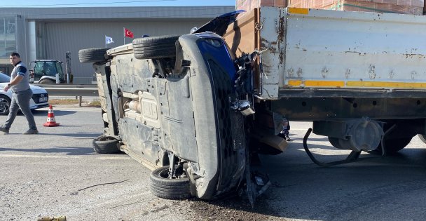 D-100'de otomobil tıra arkadan çarptı