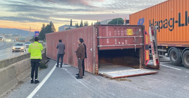 D-100'de seyir halindeki tırın üzerinden konteyner düştü