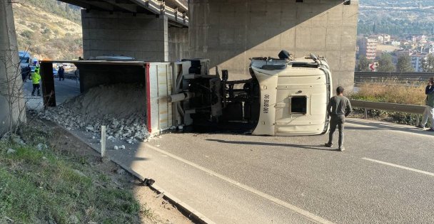 D-100'de tır devrildi, yol kapandı: 1 yaralı