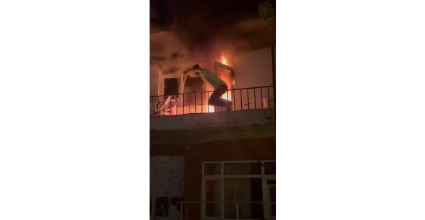 Daire alevlere teslim oldu: Balkondan atlayarak kurtuldu
