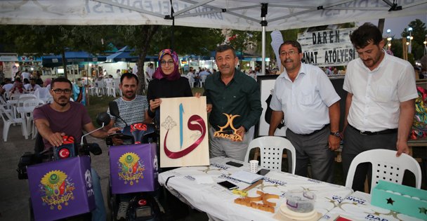 Daren Eserlerini Sahilde Sergiliyor