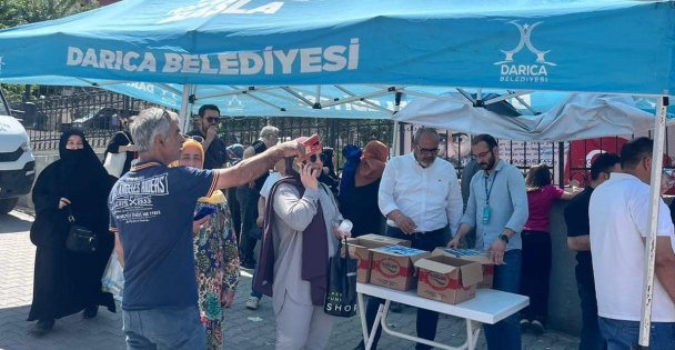 Darıca Belediyesi, LGS'ye giren öğrencilere ve ailelerine su ikramında bulundu