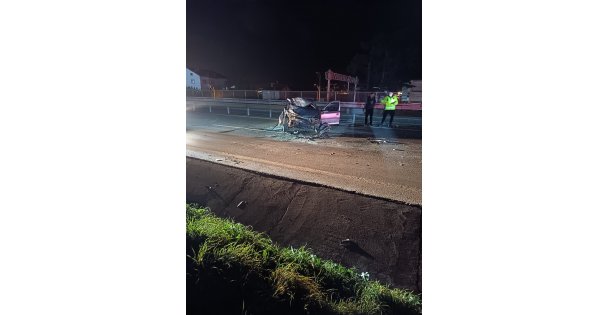 Demir bariyerlere çarpan otomobil parçalandı: Sürücü yaralandı