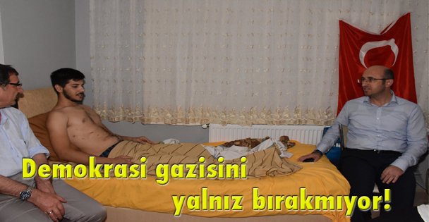 Demokrasi gazisini yalnız bırakmıyor!