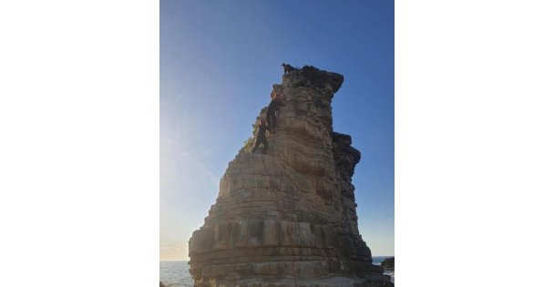 Denize atlamak için tırmandıkları falezde mahsur kalan 2 kişiyi itfaiye kurtardı