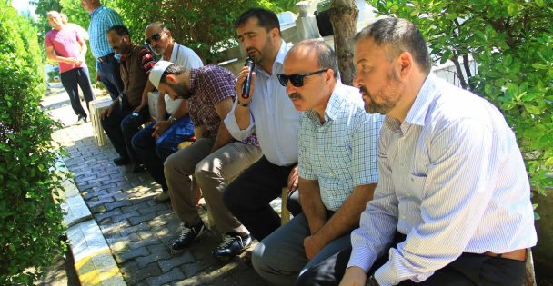 Deprem şehitleri dualarla anıldı