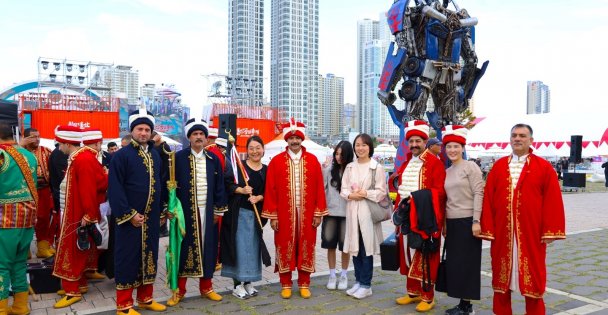Depremde Türkiye'ye yardım gönderen Bayan Jeong Eun Ju;  
