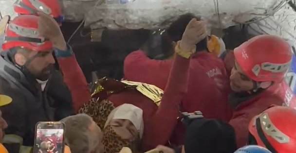 Depremde umutlar tükenmedi, baba ile kızı enkazdan 209 saat sonra sağ çıkarıldı