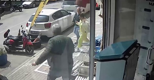 Depremden kaçış anları kameraya yansıdı