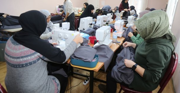 Depremin acısını 24 yıl önce yaşayan kadınlar afetzedeleri ısıtabilmek için aralıksız çalışıyor