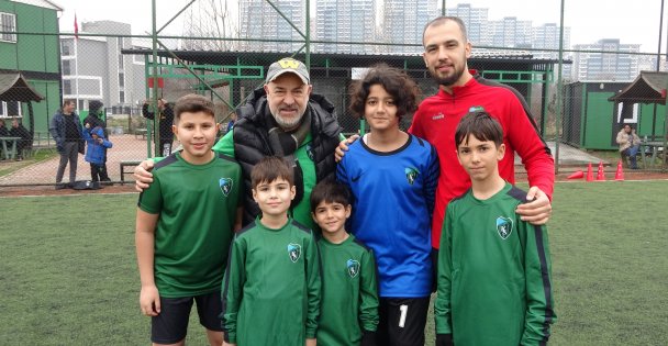 Depremin Yaralarını Futbolla Sarmaya Çalışıyorlar (VİDEOLU HABER)