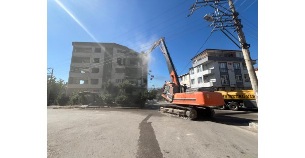 Derince'de ağır hasarlı binaya ilk kepçe vuruldu