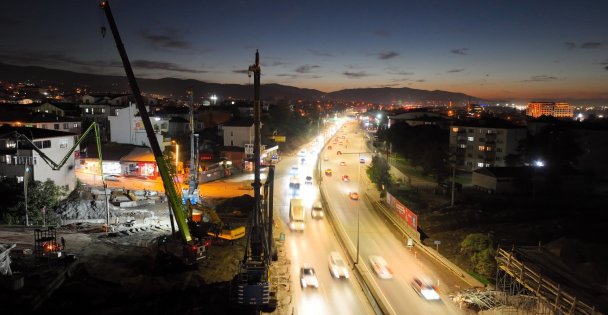 Dev projede köprünün ilk ayağı göründü;  Başiskele Kavşak Projesi'nde ışıklar hiç sönmüyor