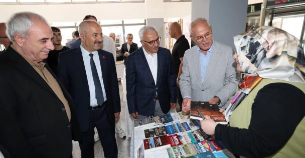 DEVRİ ALEM YAYIN EVİ  KİTAP TANITIM  STANDI BÜYÜK İLGİ GÖRDÜ