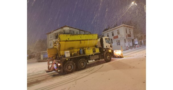 DİLOVASI'NDA KARLA MÜCADELE EKİPLERİ 7/24 SAHADA