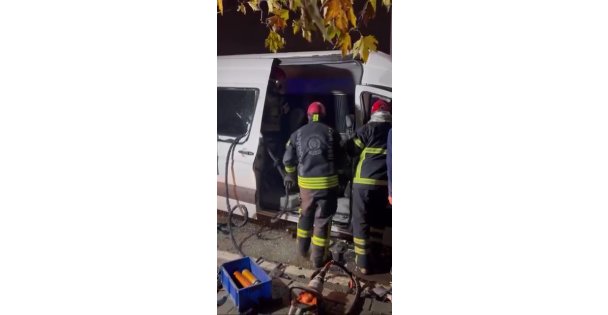 Dilovası'nda tır ile işçi minibüsü çarpıştı: 9 yaralı