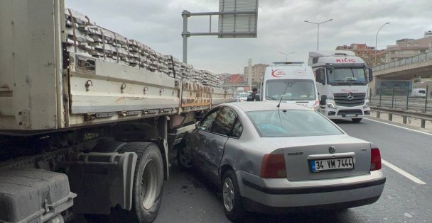 Döküm kalıp yüklü tırla çarpışan otomobilin sürücüsü yaralandı