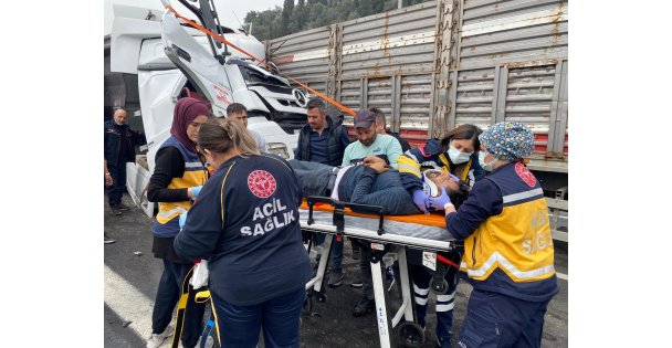 Dört aracın karıştı zincirleme kazada kağıt gibi ezilen kabinden sağ çıktı