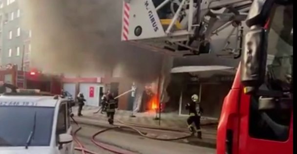 Dükkan önünde başlayan yangın akülerin patlamasıyla büyüdü