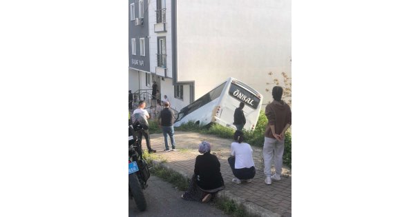 El freni boşalan midibüs apartmana çarparak durabildi
