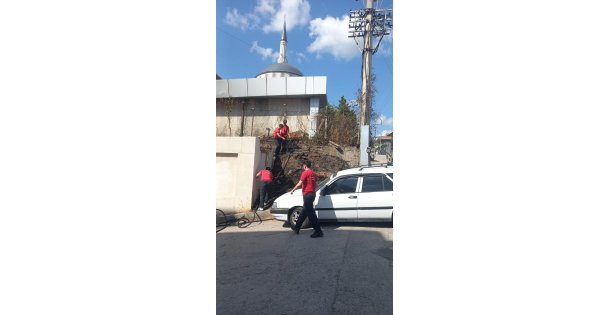 Elektrik direğinde kısa devre yangına sebep oldu