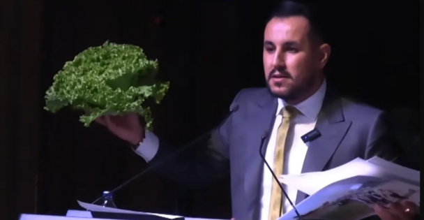 Eline marulu aldı, Büyükşehir kürsüsüne çıktı. O belediye başkanını yerden yere vurdu