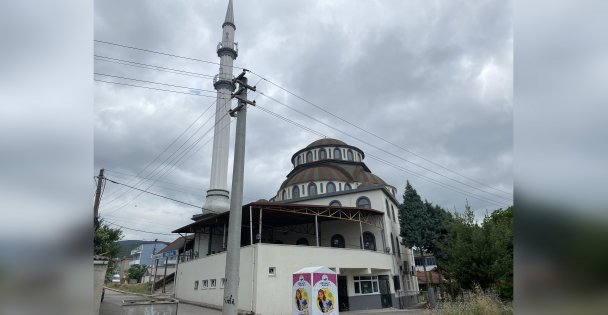 Ellerini Kuruttuğu Havluyla Ayakkabısını Sildi, Yetmedi Su içtikleri Cami Musluklarını Bozdu