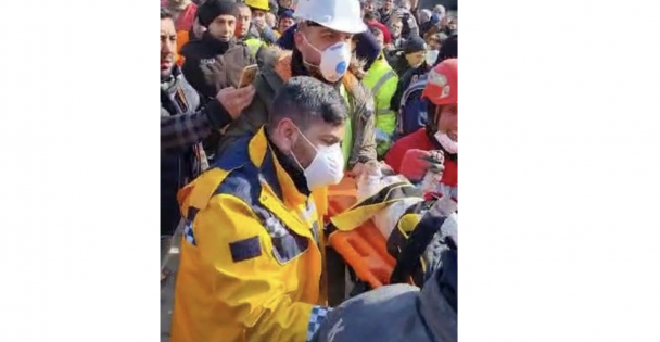 Enkazdan çıkarılan 2 aylık bebek, kendisini kurtaran görevlinin parmağını hiç bırakmadı